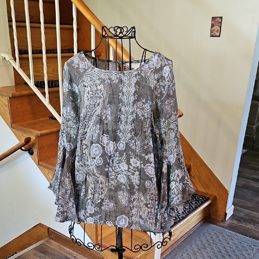 👚LC Lauren Conrad Floral Blouse in Gray and Blue